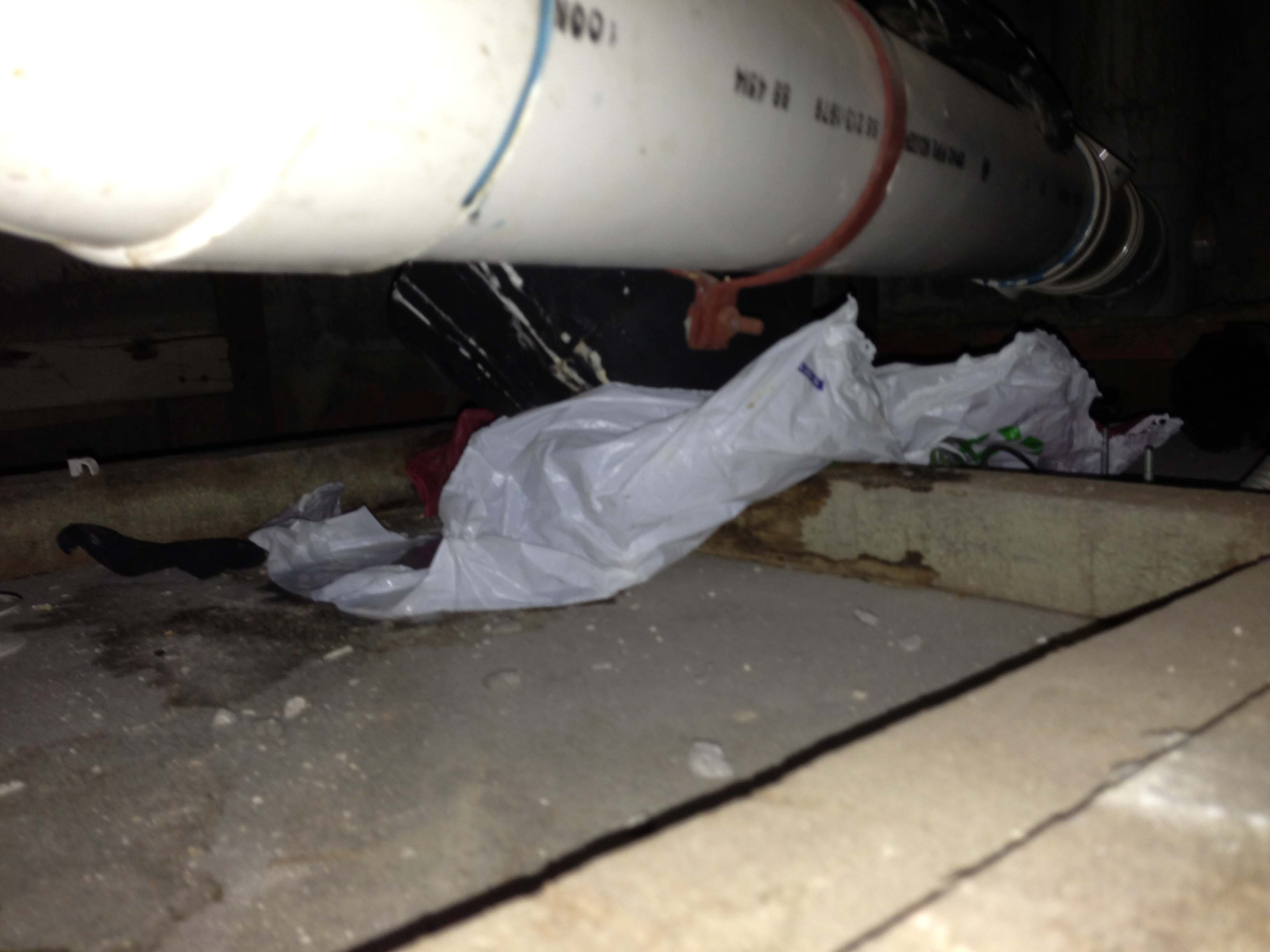 20. sewer pipe leak at glued joint(blue colour). ceiling board damaged..jpg